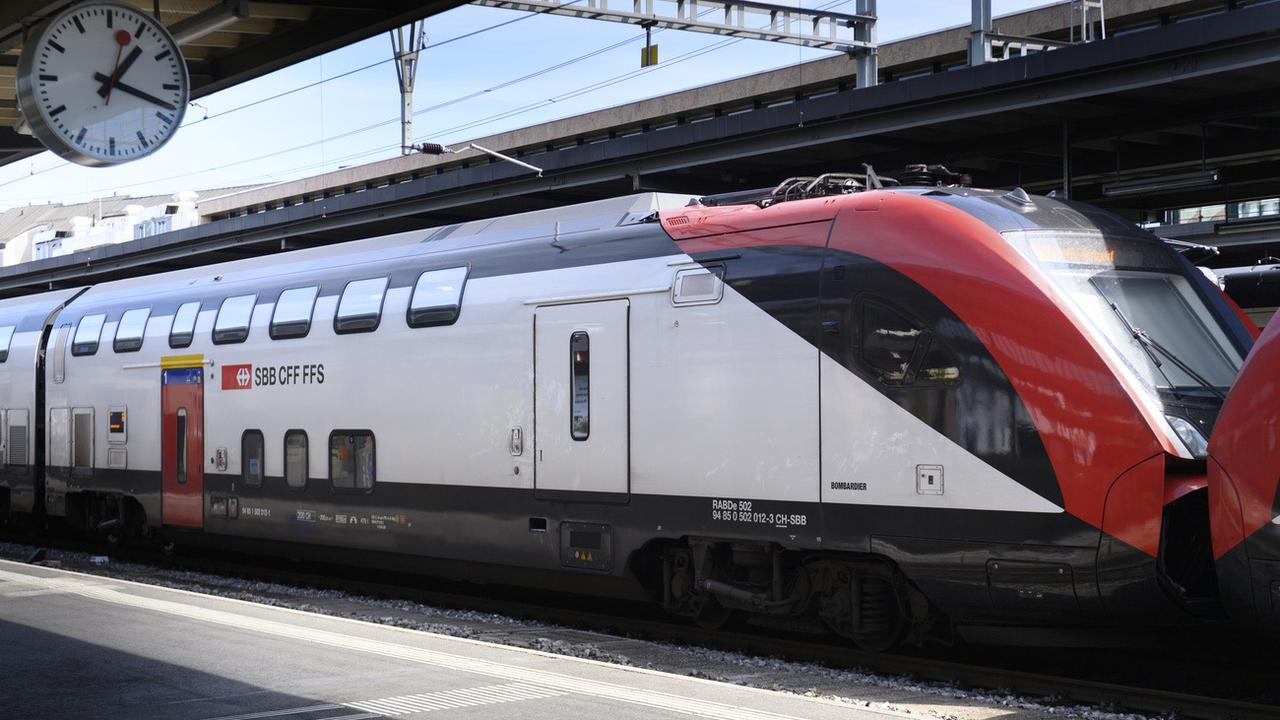 Dès le 14 août 2023, des changements d'horaires CFF concernent notamment le trafic grandes lignes sur l'axe Genève-Aéroport - Berne. [Keystone - Laurent Gillieron]