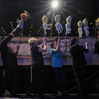 Des artistes et leurs marionnettes donnent une représentation de3 la pièce "Cipollino" au S.V. Obraztsov State Academic Central Puppet Theatre de Moscou. [EPA/Keystone - SERGEI ILNITSKY]