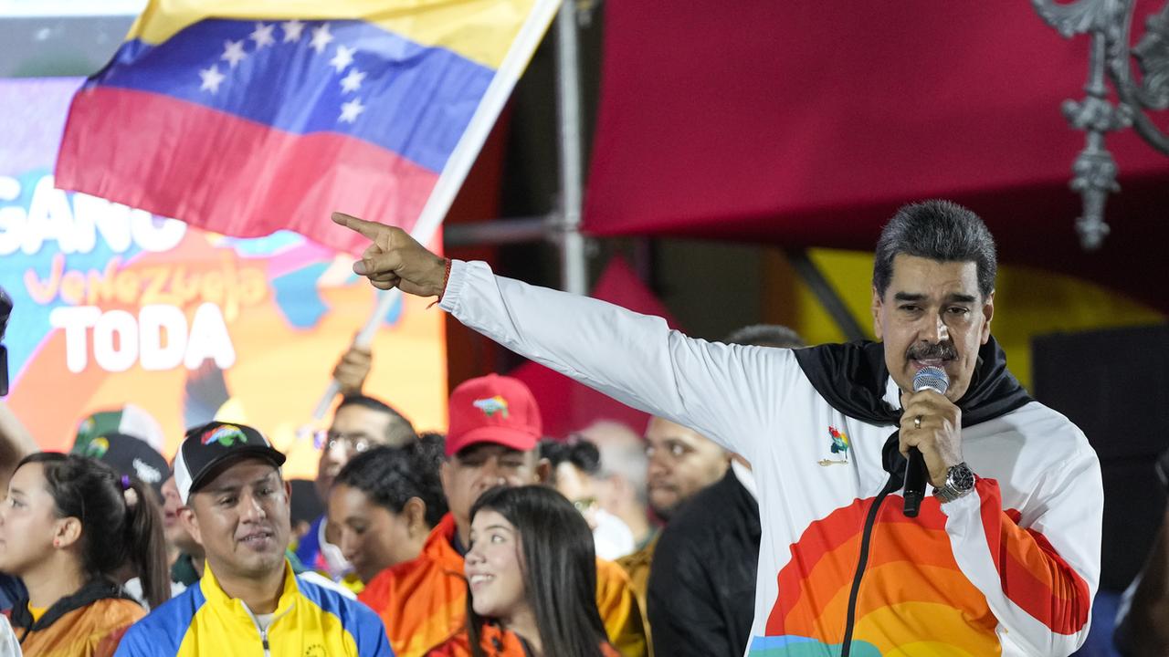 Le président Nicolas Maduro s'adresse à des partisans du gouvernement après un référendum concernant la revendication du Venezuela sur l'Essequibo le lundi 4 décembre 2023. [Keystone - AP Photo/Matias Delacroix]
