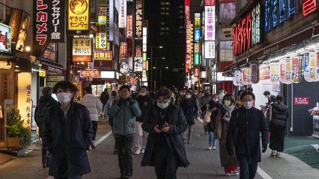 Des personnes se dirigeant vers la gare de Shinjuku, dans le centre de Tokyo. [AFP - Richard A. Brooks]