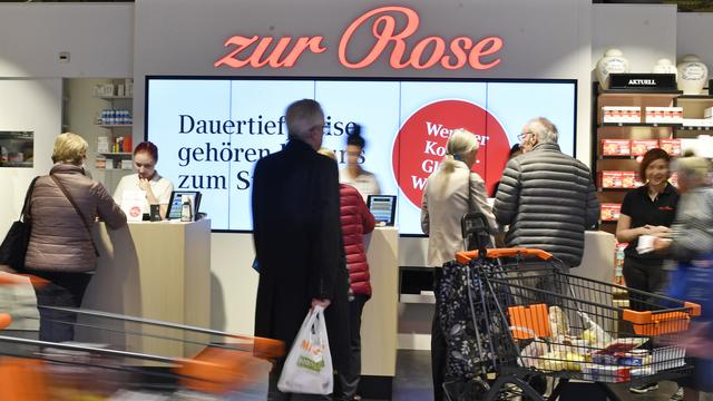 Zur Rose et Migros collaborent déjà: en 2017, la pharmacie en ligne a ouvert son premier "shop in shop" dans une filiale du géant orange. [Keystone - Walter Bieri]