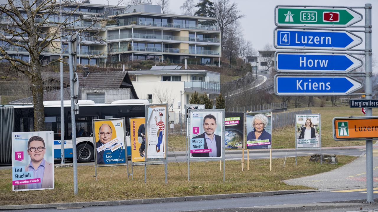 Des affiches de campagne pour les élections cantonales lucernoises dans les rues de Kriens. [Keystone - Urs Flueeler]