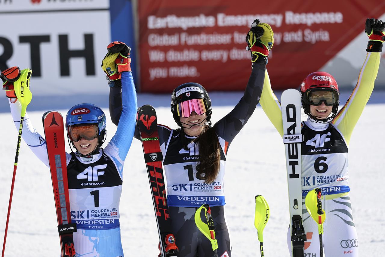 Laurence St-Germain, entourée de Mikaela Shiffrin et Lena Dürr, a réussi la course de sa vie. [KEYSTONE - Marco Trovati]