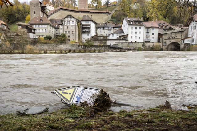 La Sarine a atteint un niveau critique à la suite des intempéries en Suisse. [Keystone - Cyril Zingaro]