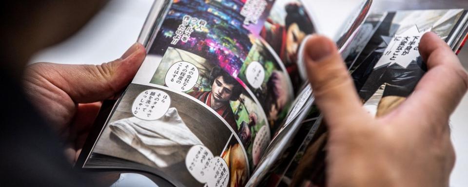 La bande dessinée "Cyberpunk: Peach John" est le premier manga japonais à avoir été dessiné par une IA. [AFP - PHILIP FONG]