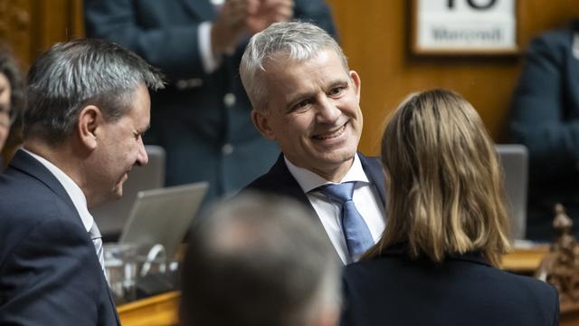 Le Bâlois Beat Jans entre dans la salle du Conseil national, quelques minutes après avoir été élu conseiller fédéral. [Keystone - Alessandro della Valle]