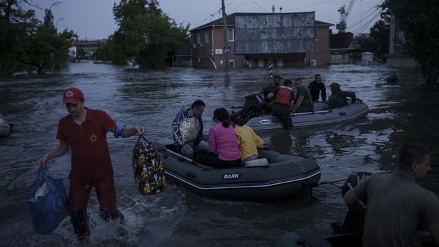 Evacuation des résidents d'un quartier inondé de Kherson [KEYSTONE - Felipe Dana]