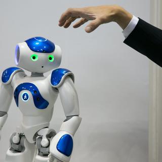Un robot "Third AI" est présenté pendant la conférence et foire de l'intelligence artificielle à Tokyo, au Japon. [Keystone/EPA - Christopher JUe]