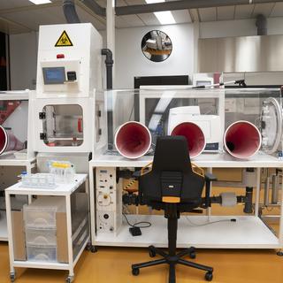 Laboratoire de microbiologie à l'Université de Genève (image d'illustration). [Keystone - Sandra HildeBrandt]