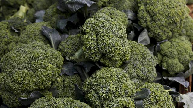 Manger des brocolis permettrait de limiter la sévérité des allergies cutanées, selon une étude. [Keystone - J. Scott Applewhite - AP Photo]