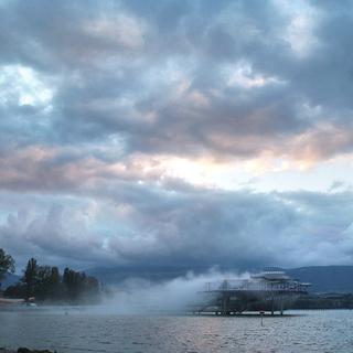 Le nuage artificiel, point de repère de l'Arteplage Yverdon-les-Bains à l'exposition nationale suisse EXPO.02, se pose sur l'eau comme une nappe de brume et dévoile ses rouages, photographié le 26 septembre 2002. [Keystone - Edy Risch]