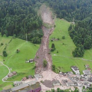 Le quartier détruit en partie par 2 glissements de terrain à Schwanden (GL) ne sera plus habitable. [Keystone]