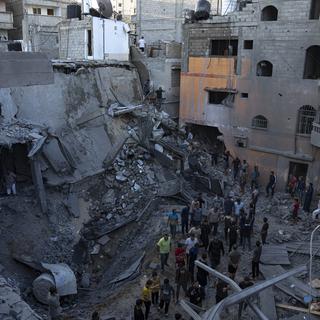 La bande de gaza a encore été massivement bombardée dans la nuit de mercredi à jeudi. [Keystone - AP Photo/Fatima Shbair]
