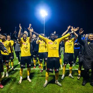 Les joueurs du SR Délémont fêtent leur victoire contre le FC Lucerne. [Keystone - Jean-Christophe Bott]