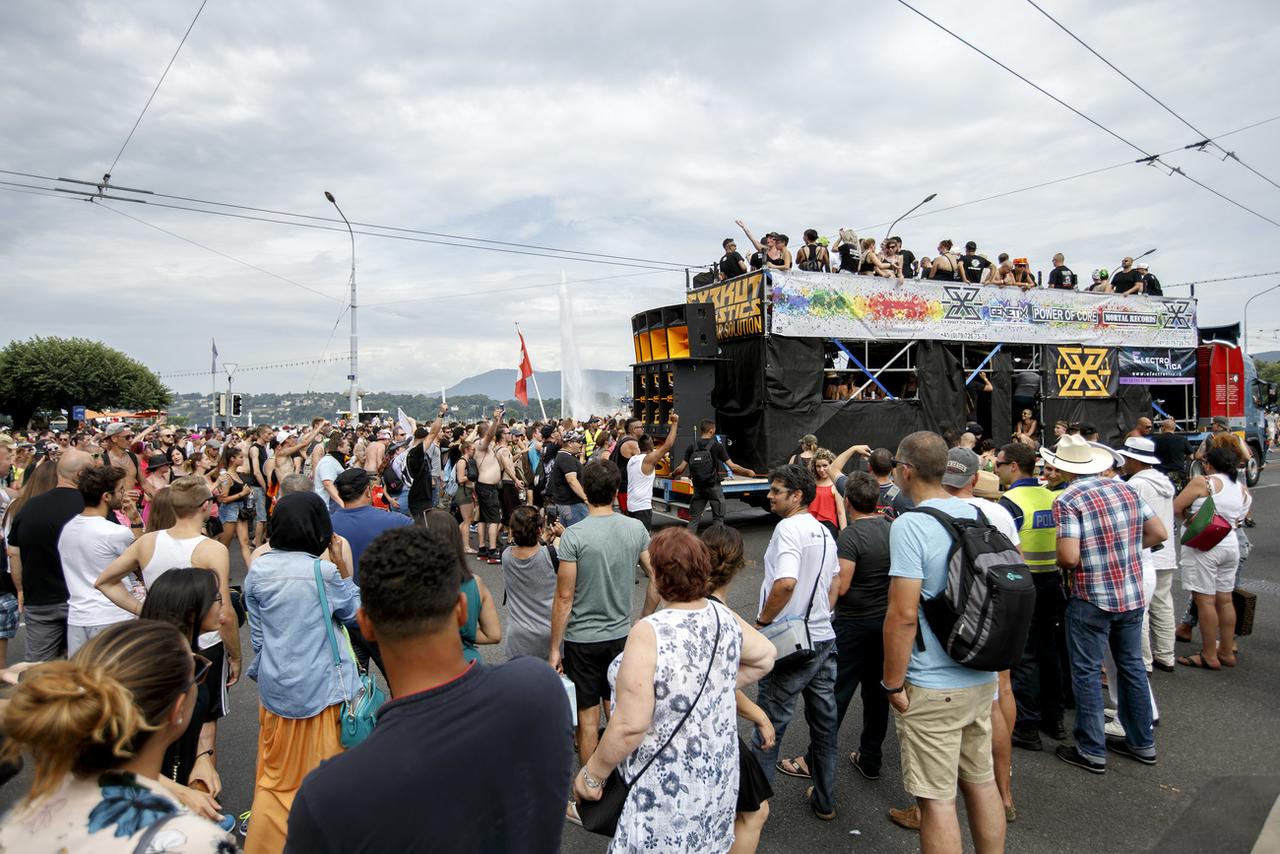 Un bus traverse la foule lors de la dernière édition de la Lake Parade, en 2017. [KEYSTONE - Salvatore Di Nolfi]