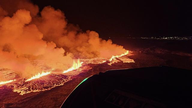 Une photo fournie par la défense civile islandaise montre une éruption volcanique au nord de Grindavik, en Islande, le 18 décembre 2023. [KEYSTONE - GRINDAVIK ISLAND]