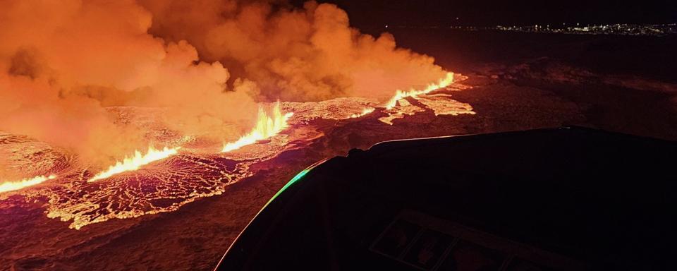 Une photo fournie par la défense civile islandaise montre une éruption volcanique au nord de Grindavik, en Islande, le 18 décembre 2023. [KEYSTONE - GRINDAVIK ISLAND]