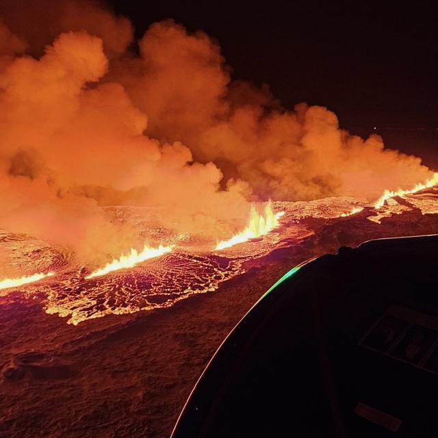 Une photo fournie par la défense civile islandaise montre une éruption volcanique au nord de Grindavik, en Islande, le 18 décembre 2023. [KEYSTONE - GRINDAVIK ISLAND]