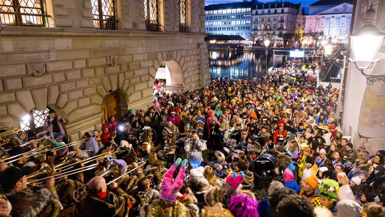 Inquiétudes autour du harcèlement sexuel lors du carnaval. [Keystone - Philipp Schmidli]