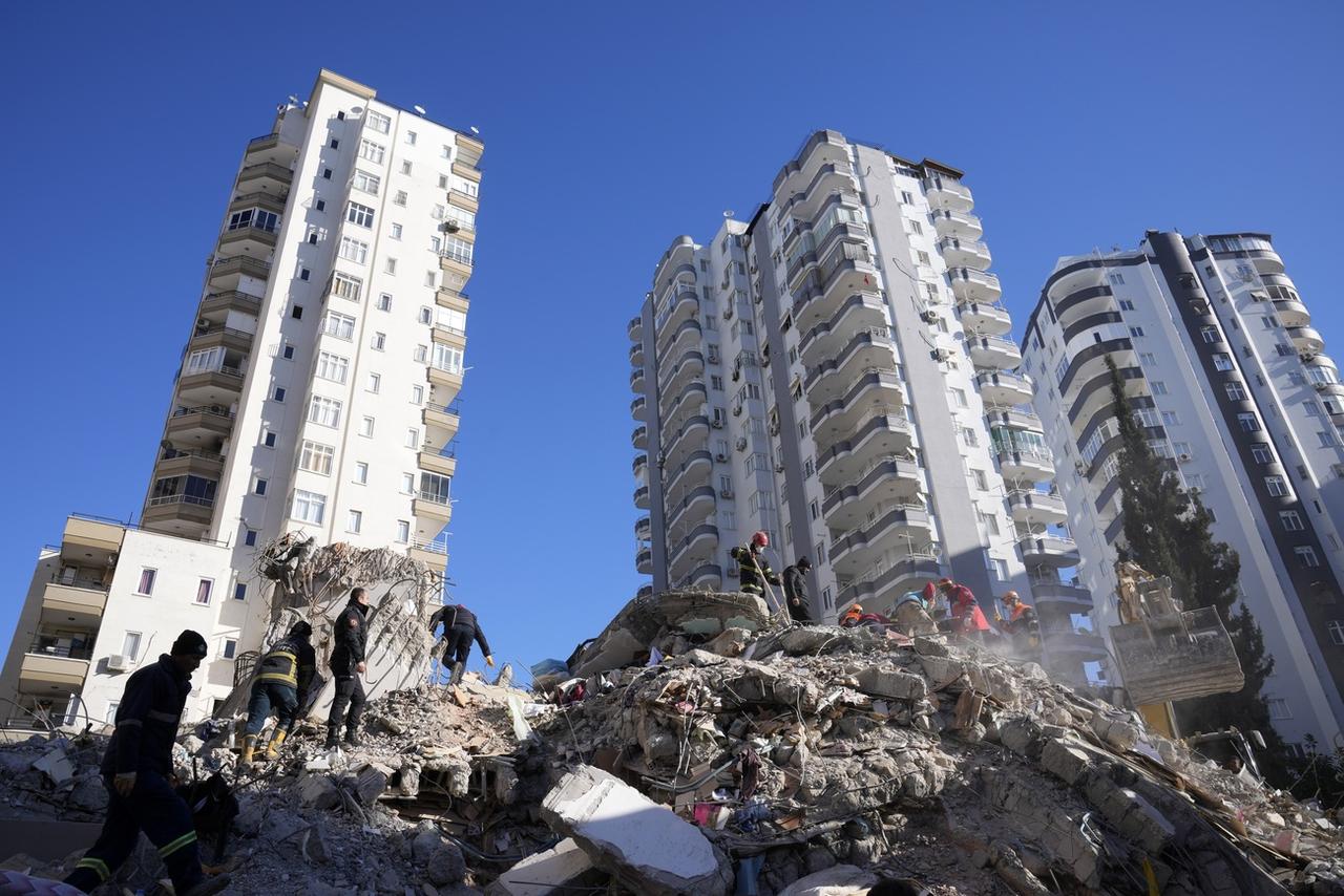 Les équipes de secours continuent de s'activer pour trouver des survivants, comme ici dans la ville d'Adana, en Turquie. [Keystone - Hussein Malla]