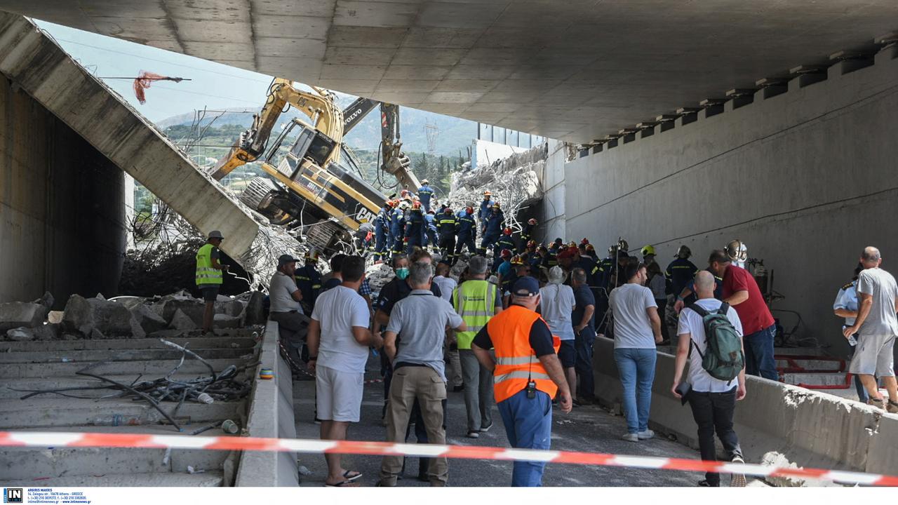 Un pont sur lequel des travaux de construction sont en cours s'est partiellement effondré dimanche à Patras, en Grèce. [Reuters - Andreas Alexopoulos/Intime News]
