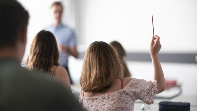 La Commission fédérale pour l'enfance et la jeunesse (CFEJ) souhaite renforcer la participation des jeunes à la vie politique et sociale. [Keystone - Gaetan Bally]