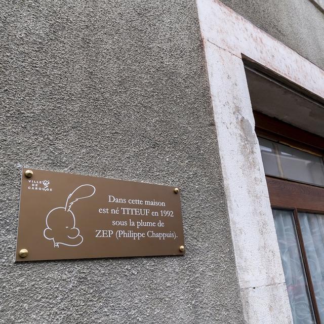 Une plaque commémorative témoigne de l'endroit à Carouge (GE) où le dessinateur Zep aurait créé le personnage de Titeuf en 1992. [Keystone - Martial Trezzini]