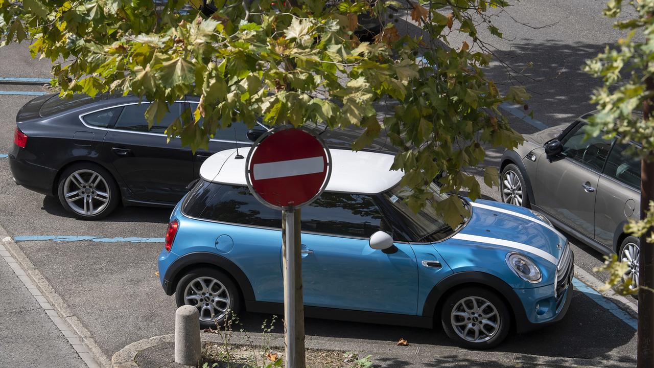 La Ville de Genève transforme des parkings en micro-forêts. [Keystone - Martial Trezzini)]