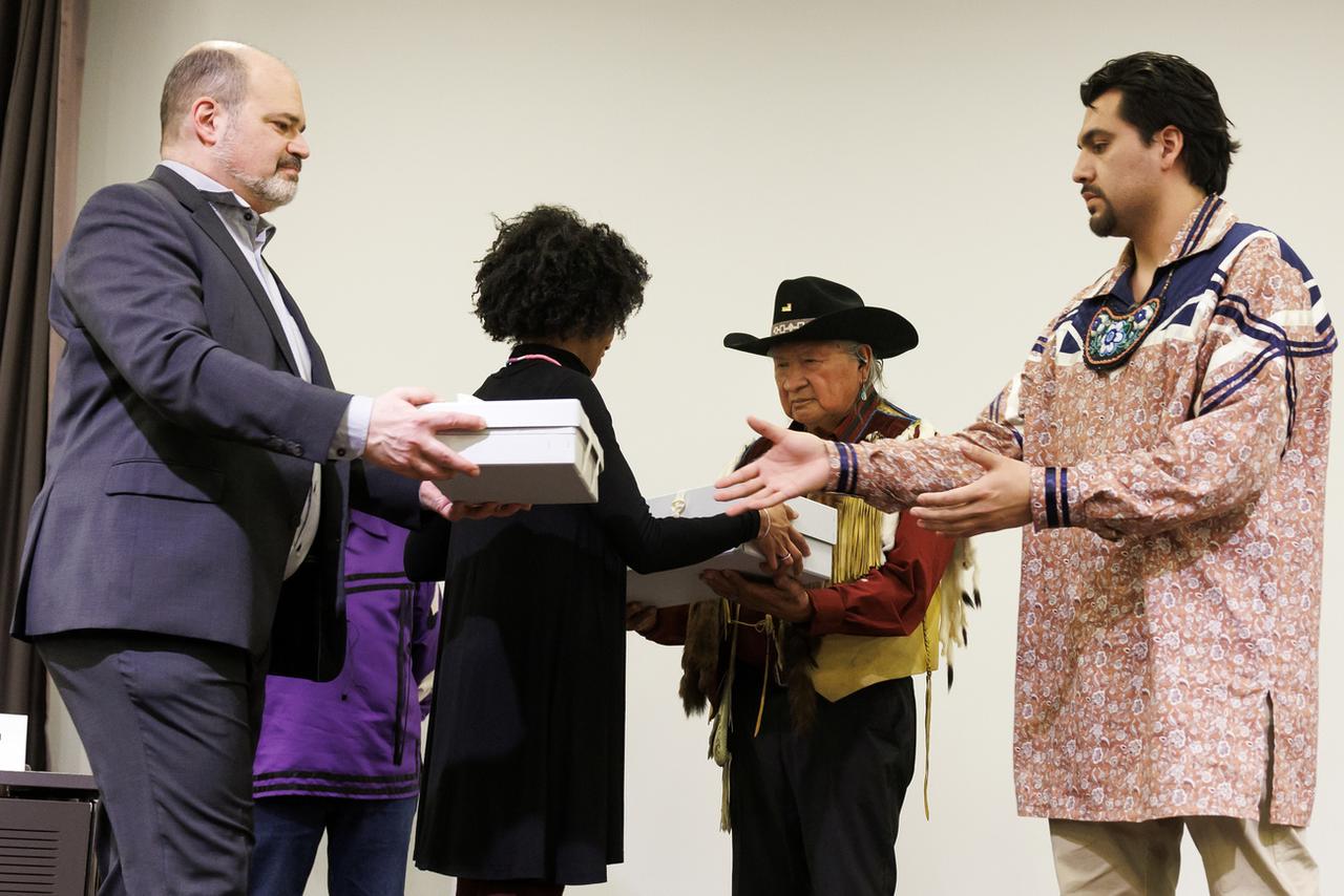 Le Musée d'ethnographie de Genève (MEG) a restitué mardi à leur nation d'origine, la Confédération d'Haudenosaunee, deux objets sacrés acquis sans consentement il y a près de 200 ans. [KEYSTONE - SALVATORE DI NOLFI]