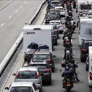 Un embouteillage inhabituel de dix kilomètres s'est formé devant le tunnel du Gothard. [Keystone]