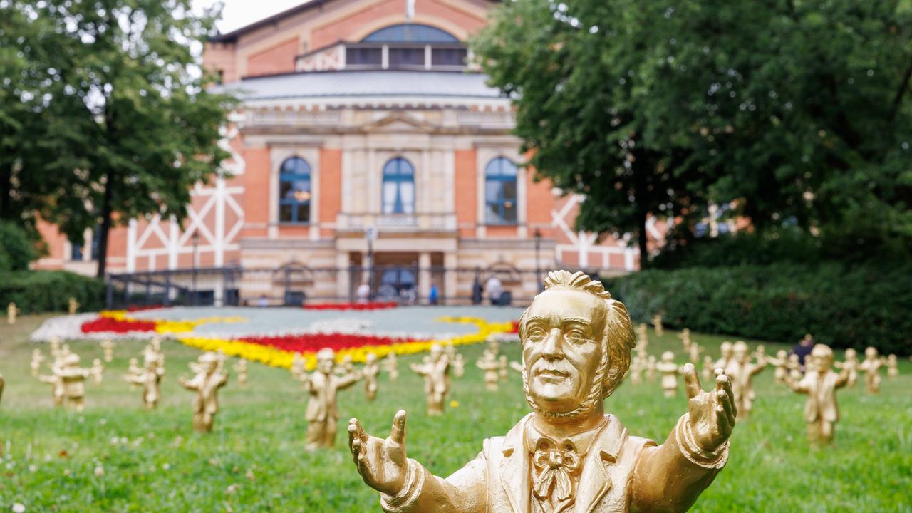 Une figurine de Richard Wagner devant le Festspielhaus de Bayreuth. [Keystone - Daniel Karmann]