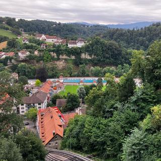 Les Bains de la Motta à Fribourg, vus d'en haut. [RTS - Anouk Wehrli]
