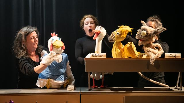 "Le vilain petit canard", adapté et mis en scène par Claude-Inga Barbey (à gauche) au Théâtre des Marionnettes de Genève. [TMG - Carole Parodi]