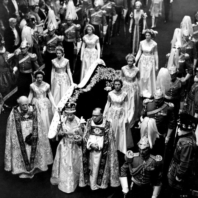 Une image du couronnement d'Elizabeth II (Lady Jane est au premier rang à droite derrière la reine). [DR - UPPA/Photoshot / Avalon/Photosho]
