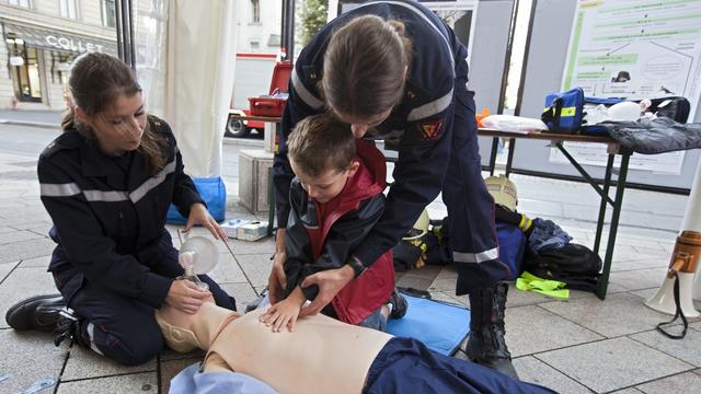 Un cours de premiers secours en 2011 à Genève. [Keystone - Salvatore Di Nolfi]