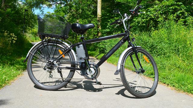 Un vélo électrique dans un parc. [Depositphotos - Goldenshrimp]
