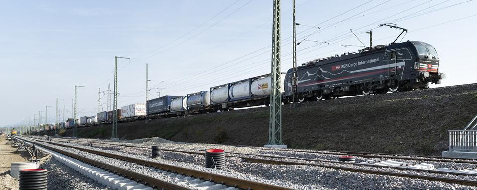 Des tonnes de déchets en provenance de Rome transitent par le Gothard. [Keystone - Gaetan Bally]