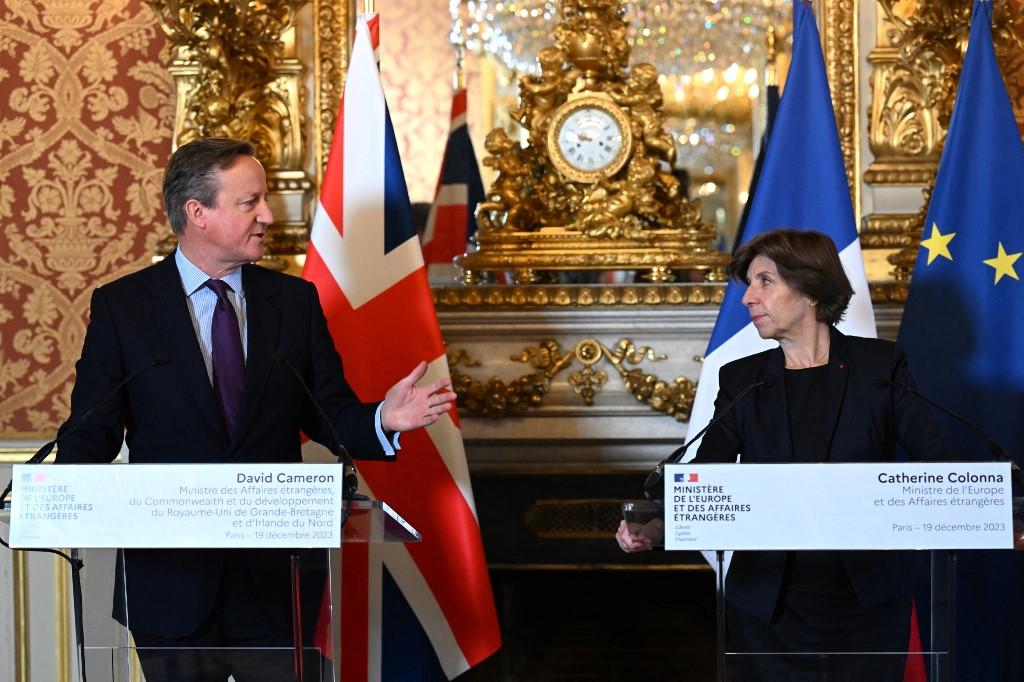 La ministre française des Affaires étrangères et européennes Catherine Colonna et le ministre britannique des Affaires étrangères David Cameron donnent une conférence de presse commune à Paris, le 19 décembre 2023. [AFP - MIGUEL MEDINA]