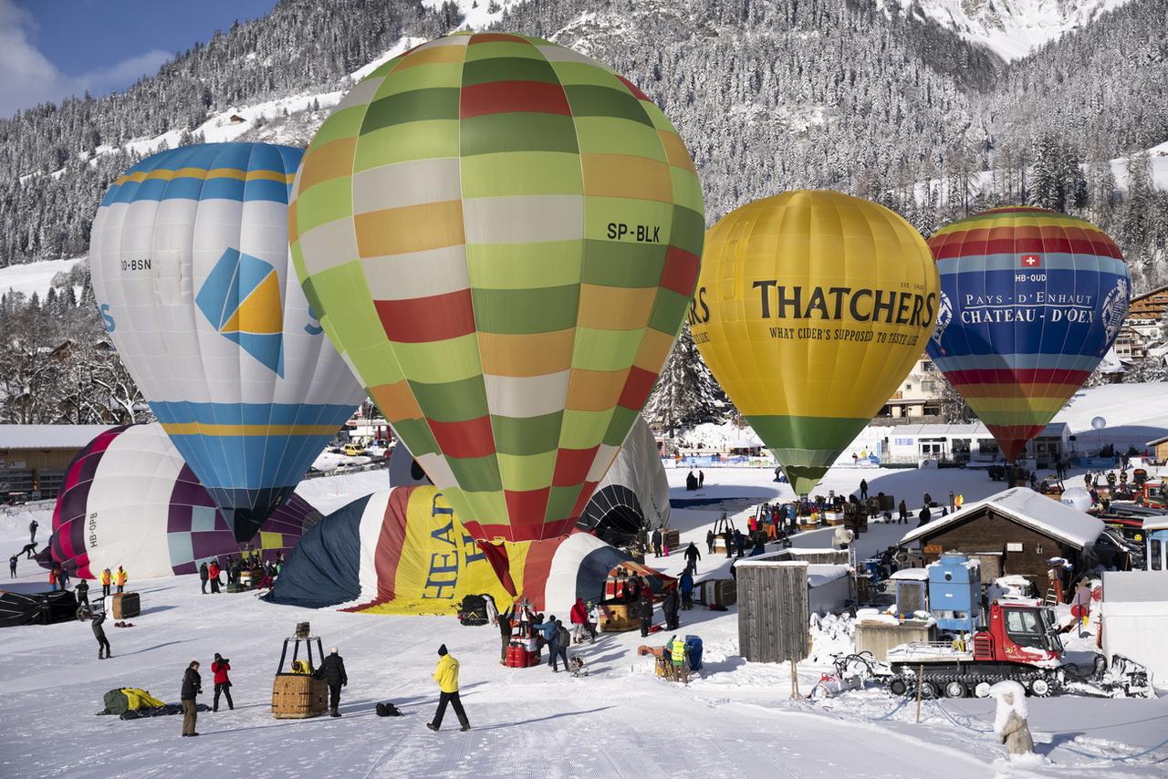 Les ballons sont de retour à Château-d'Oex pour le le Festival international. [Keystone - EPA/Anthony Anex]