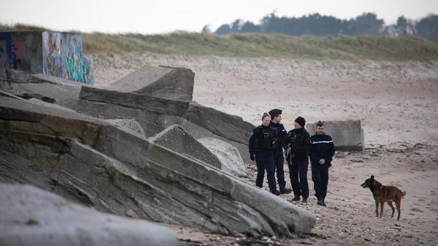 Gendarmes à la recheche de nouveaux ballots de cocaîne à Néville-sur-Mer, 02.03.2023. [AFP - Lou Benoist]