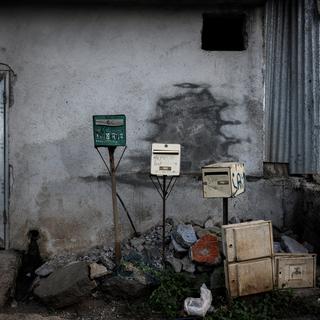 Des boîtes aux lettres près du bidonville du quartier "Talus 2" à Koungou, lors de son démantèlement dans le cadre de l'opération Wuambushu sur l'île française de Mayotte dans l'océan Indien, le 23 mai 2023. [AFP - Philippe Lopez]