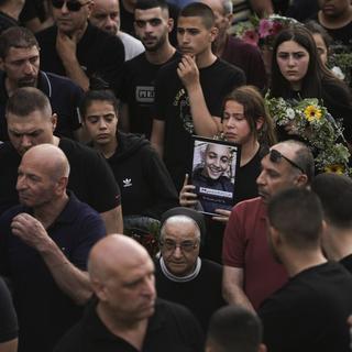 Des personnes en deuil portent le cercueil de citoyens palestiniens tués par l'État d'Israël. [Keystone/AP Photo - Mahmoud Illean]