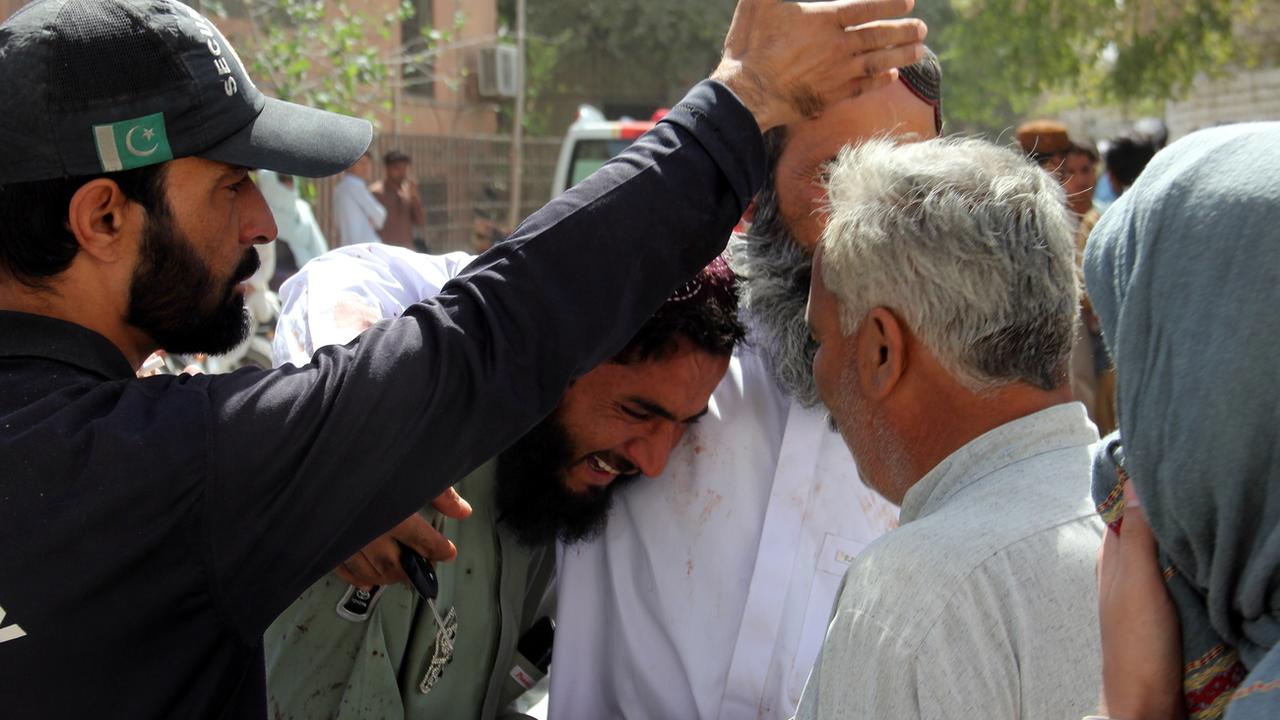 Les proches des victimes d'un attentat suicide dans une mosquée de Mastung réagissent après que les victimes ont été transférées vers des hôpitaux de Quetta, la capitale provinciale de la province du Baloutchistan, au Pakistan, le 29 septembre 2023. [reuters - Fayyaz Ahmed]