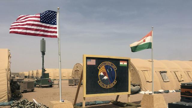 Sur cette photo d'avril 2018, les drapeaux des États-Unis et du Niger sont hissés côte à côte au camp de base des forces aériennes soutenant la construction de la base aérienne 201 à Agadez. [AP/Keystone - Carley Petesch]