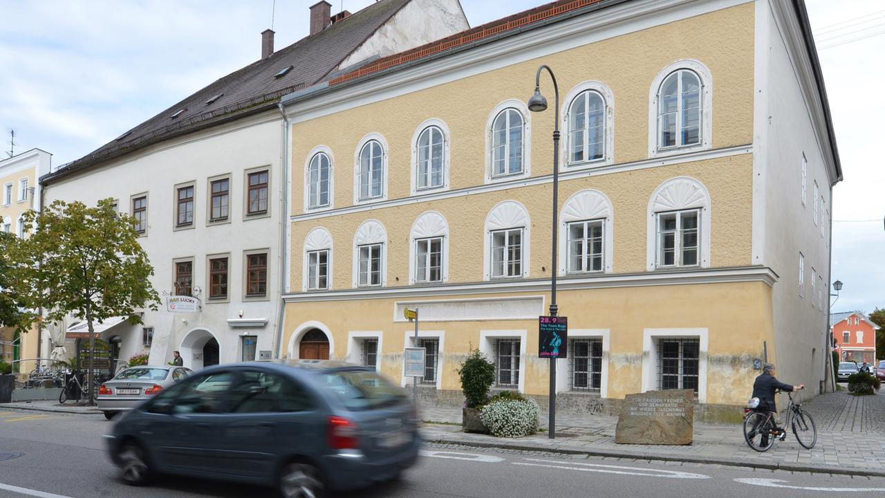 Le chantier pour transformer la maison natale d'Adolf Hitler en poste de police commencera en octobre. [KEYSTONE - KERSTIN JOENSSON]