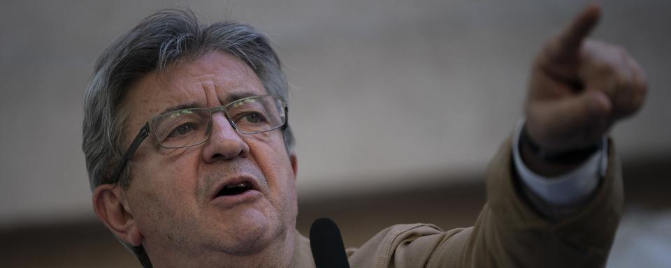 Le leader de gauche et politicien français Jean-Luc Mélenchon a annoncé la fin officielle de l'alliance électorale NUPES, tout en réaffirmant son intention de se présenter contre le RN en 2027. [Keystone/AP Photo - Daniel Cole]