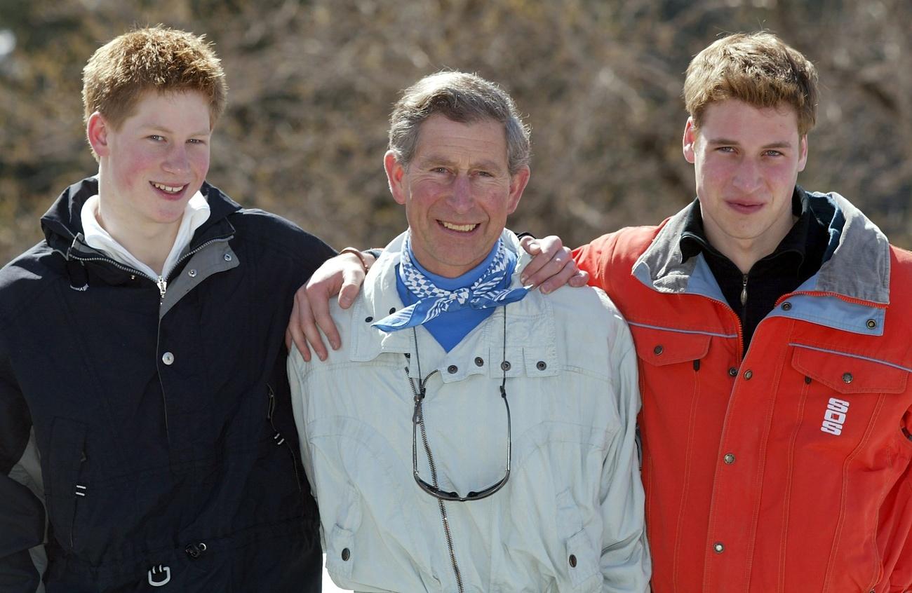 Charles III avec ses deux fils Harry et William, le 29 mars 2002 à Klosters. [KEYSTONE - ARNO BALZARINI]