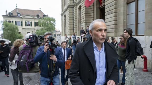 Tariq Ramadan quitte le tribunal après avoir été acquitté d'une accusation d'agression sexuelle, à Genève, en Suisse, le 24 mai 2023. [Keystone - Martial Trezzini]