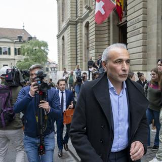 Tariq Ramadan quitte le tribunal après avoir été acquitté d'une accusation d'agression sexuelle, à Genève, en Suisse, le 24 mai 2023. [Keystone - Martial Trezzini]