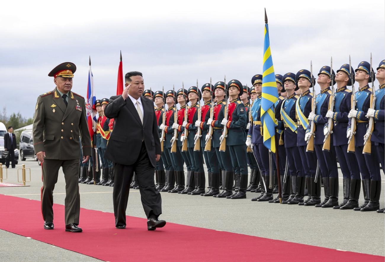 Le dirigeant de la Corée du Nord Kim Jong Un a été accueilli par le ministre russe de la Défense Sergueï Choïgou à l'aéroport international de Vladivostok, le samedi 16 septembre 2023. [Ministère de la Défense russe]